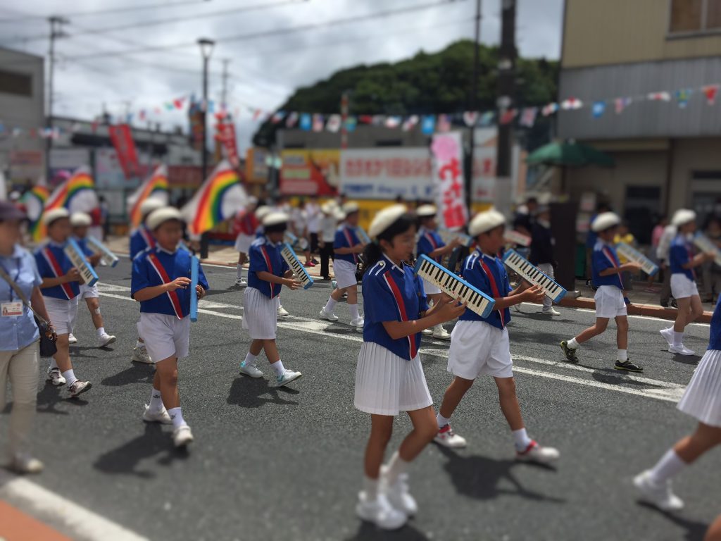 鼓笛隊パレード。子ども達もこの晴れ舞台に向けて練習を重ねました!