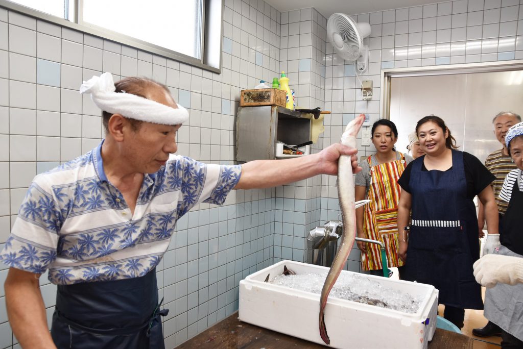 ホレ!と取り出された穴子の太さに一同、驚愕
