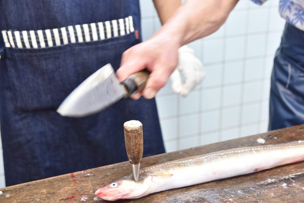 しっかり固定されるように包丁の柄やトンカチでガツッと