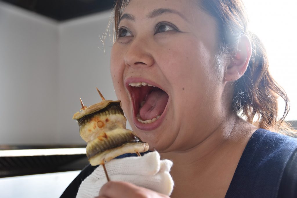 もうたまらん!と抜け駆けして味見をする部員Y