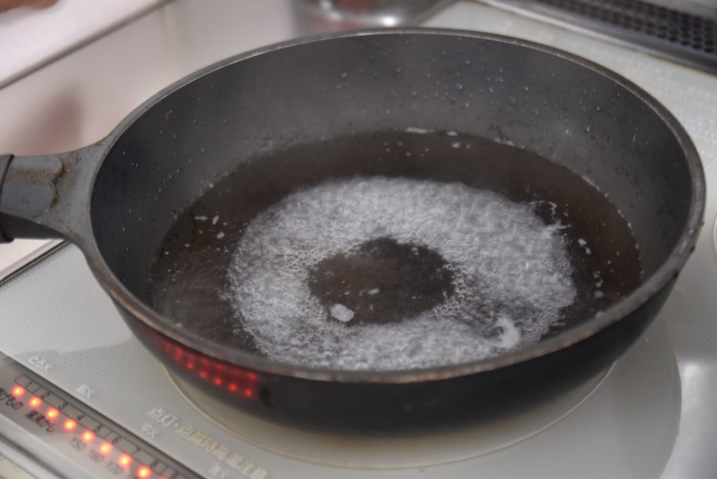 まずはフライパンで少しのお湯を沸かします