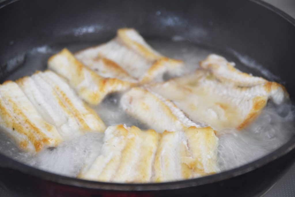 焼いて串を外した白焼きを投入
