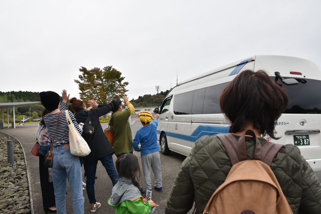 さかなクンが乗った車をいつまでも手を振って見送った子どもたち
