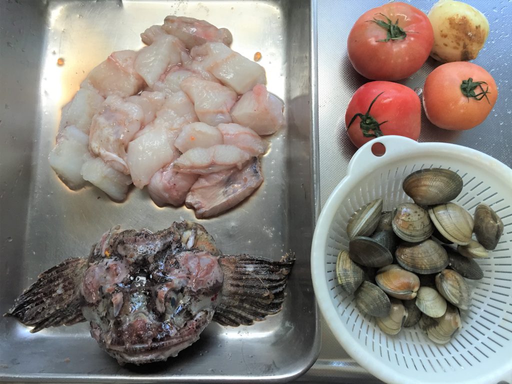 材料はこちら。ぼっけ、アサリ、トマト。他にオリーブオイルと水、あれば白ワイン