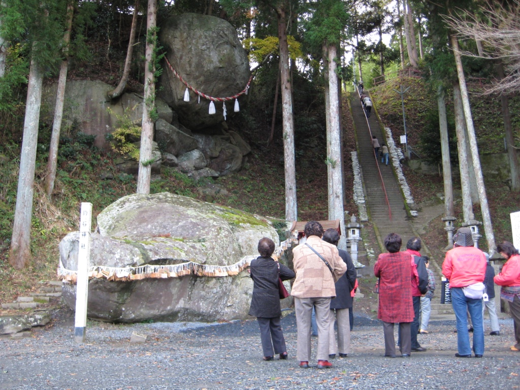 釣石(つりいし)神社