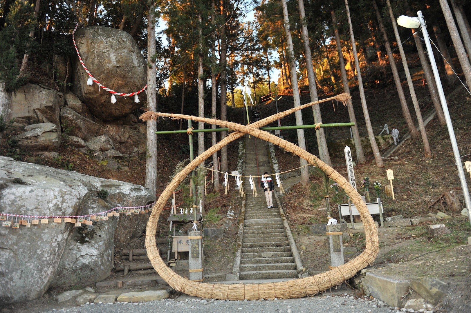 釣石(つりいし)神社