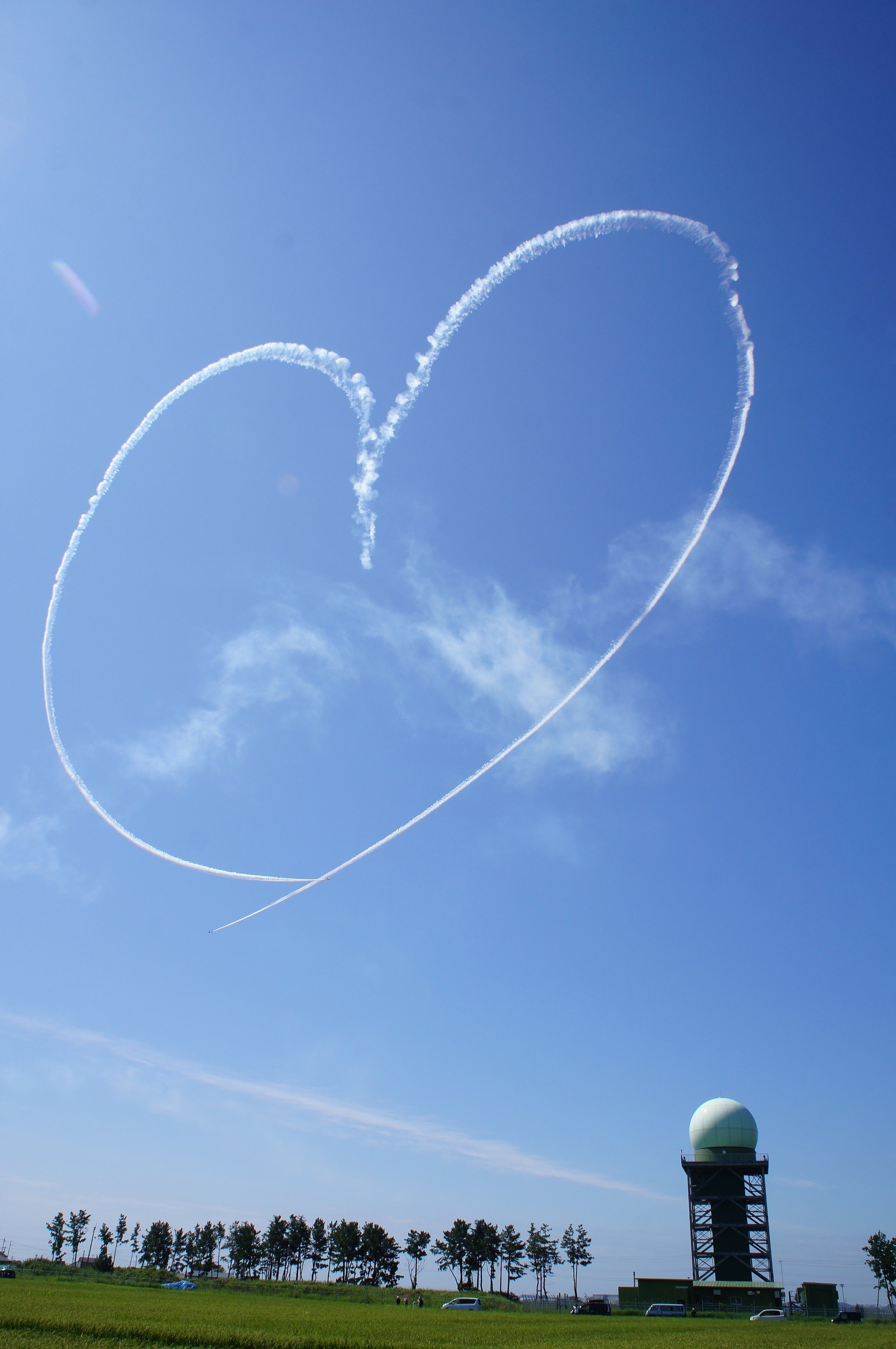 青空を駆けるスモークアート ブルーインパルス 海街さんぽ