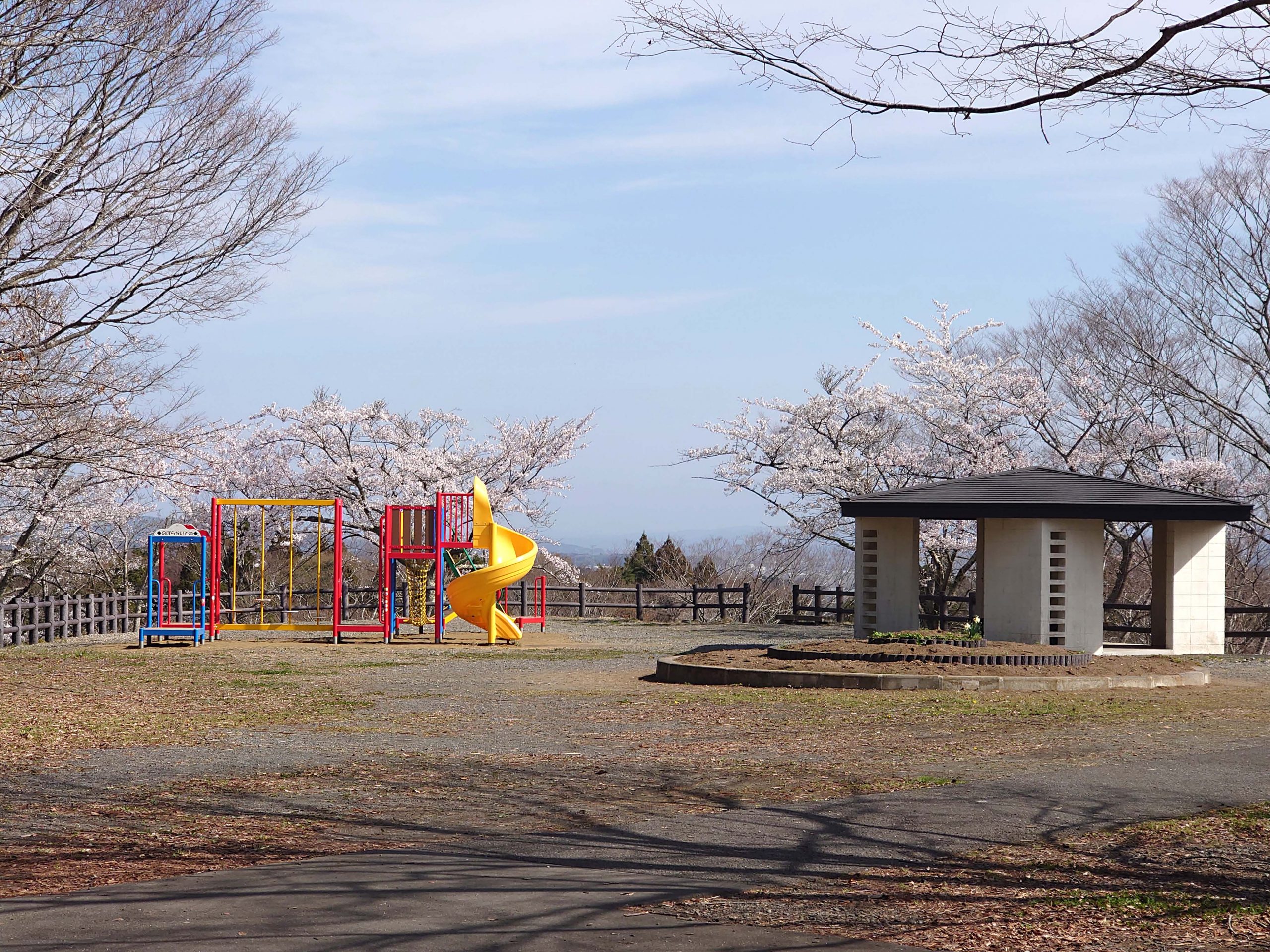 滝山頂上の東屋と遊具