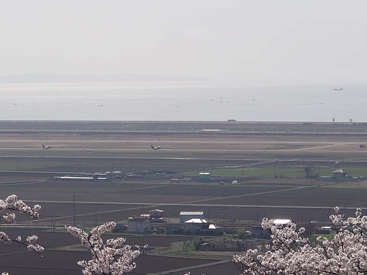 滝山から見るブルーインパルスの離陸