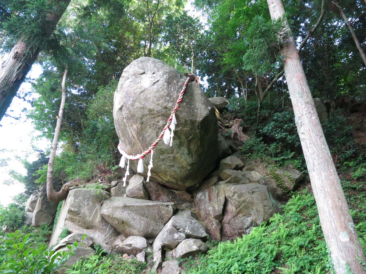 釣石（つりいし）神社